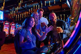 Bàn chơi Casino trực tuyến 8 fc với Live Dealer – Baccarat và Roulette